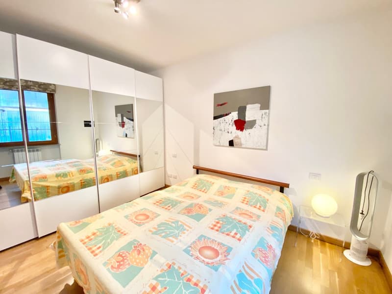 Très beau 2-pièces appartement d'angle avec terrasse et piscine chauffée au solaire avec vue imprenable sur le lac (8)
