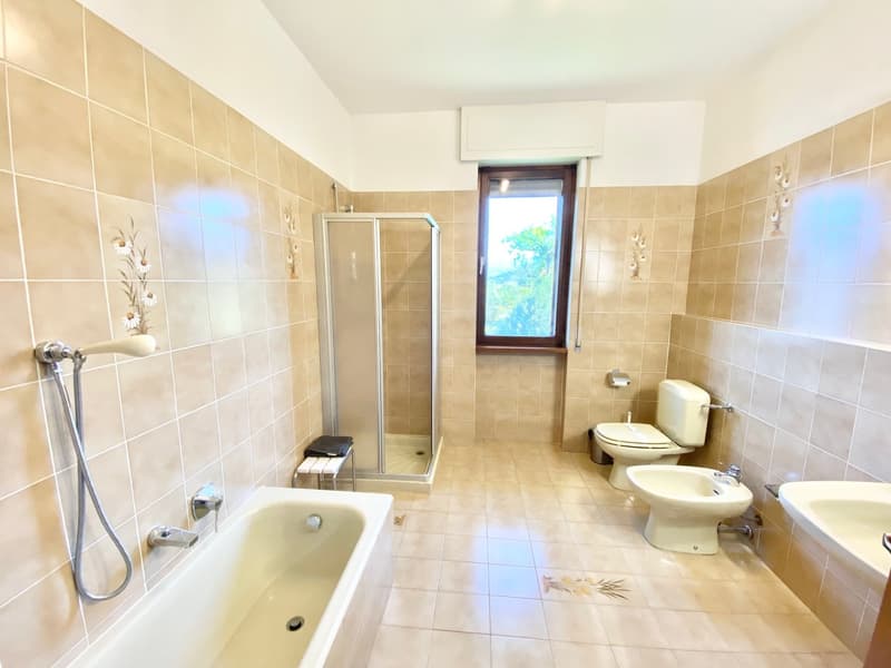 Große und gepflegte Villa in ruhiger und sonniger Lage mit privatem Pool und Traumseeblick. (12)