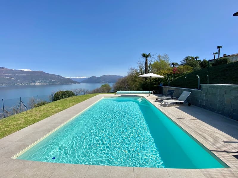 Große und gepflegte Villa in ruhiger und sonniger Lage mit privatem Pool und Traumseeblick. (17)