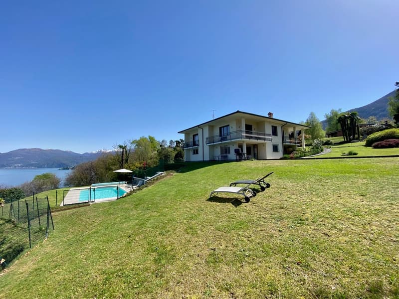 Große und gepflegte Villa in ruhiger und sonniger Lage mit privatem Pool und Traumseeblick. (19)