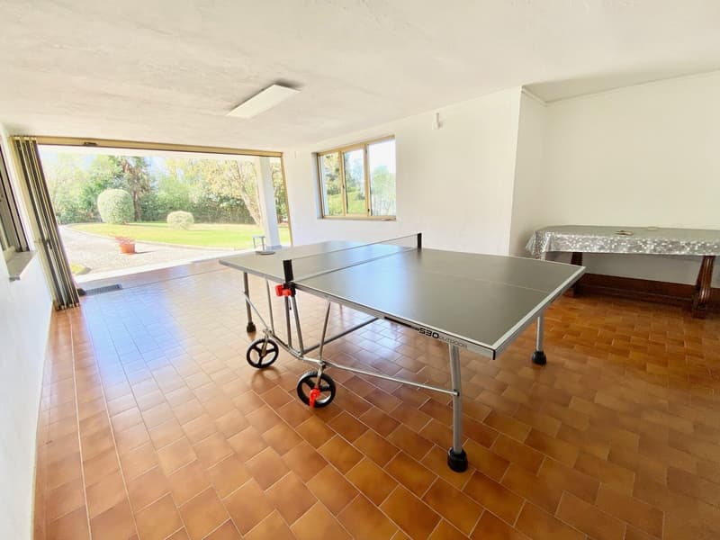Große und gepflegte Villa in ruhiger und sonniger Lage mit privatem Pool und Traumseeblick. (16)