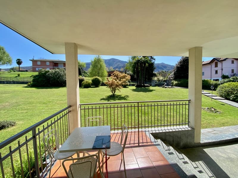 Große und gepflegte Villa in ruhiger und sonniger Lage mit privatem Pool und Traumseeblick. (18)