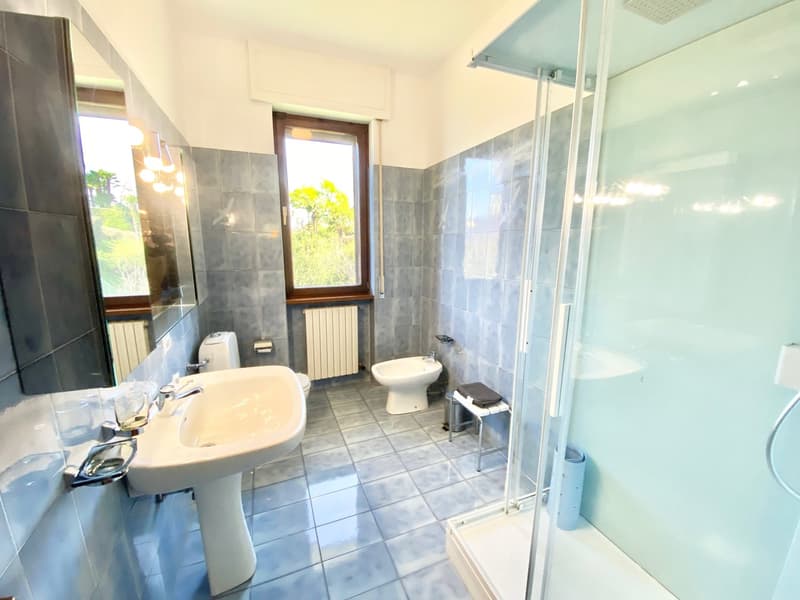 Große und gepflegte Villa in ruhiger und sonniger Lage mit privatem Pool und Traumseeblick. (11)