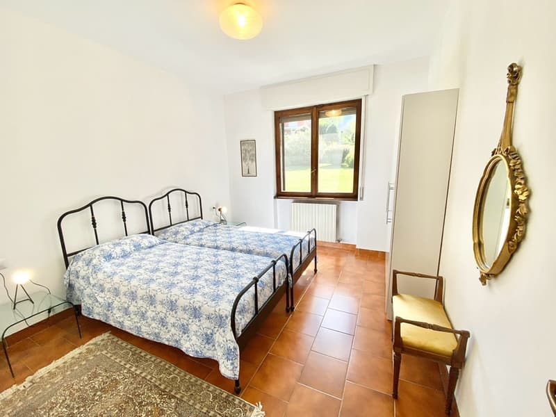 Große und gepflegte Villa in ruhiger und sonniger Lage mit privatem Pool und Traumseeblick. (8)
