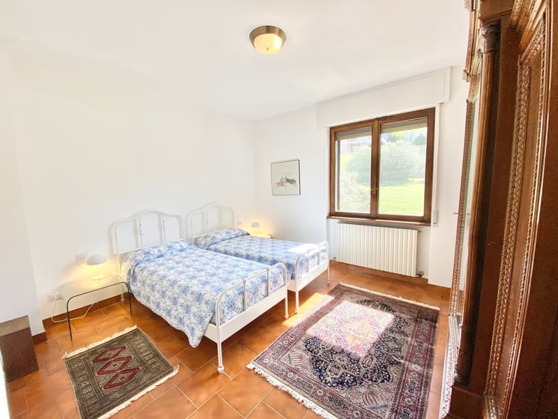 Große und gepflegte Villa in ruhiger und sonniger Lage mit privatem Pool und Traumseeblick. (9)