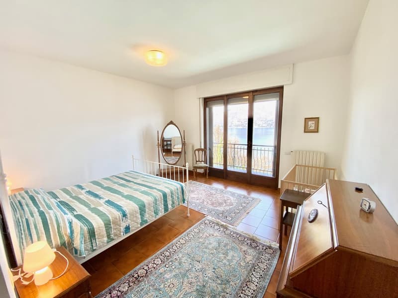 Große und gepflegte Villa in ruhiger und sonniger Lage mit privatem Pool und Traumseeblick. (10)