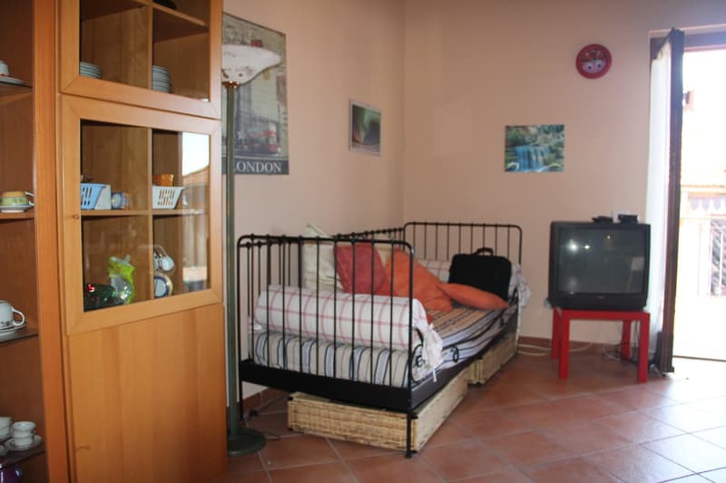 Appartement 2,5 pièces entretenu avec grande terrasse et belle vue sur le lac en situation ensoleillée (3)