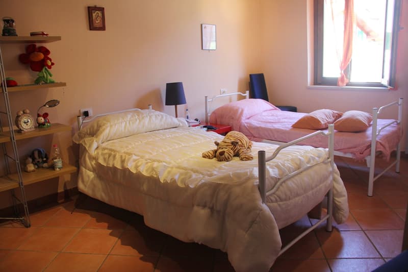 Appartement 2,5 pièces entretenu avec grande terrasse et belle vue sur le lac en situation ensoleillée (5)