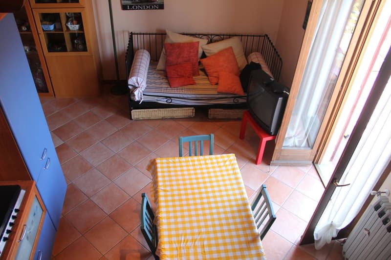Appartement 2,5 pièces entretenu avec grande terrasse et belle vue sur le lac en situation ensoleillée (2)