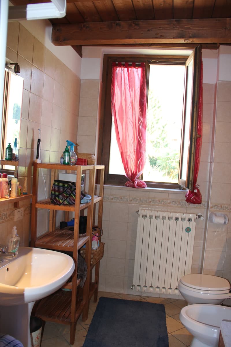 Appartement 2,5 pièces entretenu avec grande terrasse et belle vue sur le lac en situation ensoleillée (7)