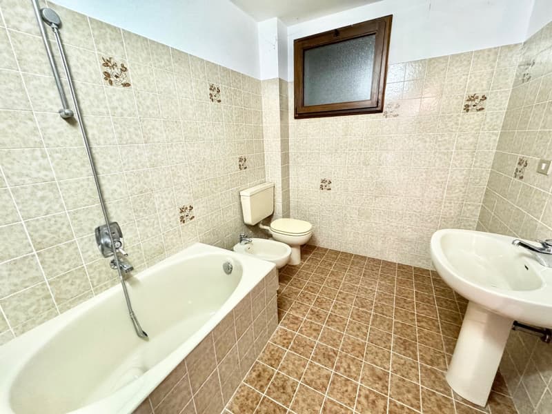 Bathroom with a bathtub, bidet, toilet, and sink.