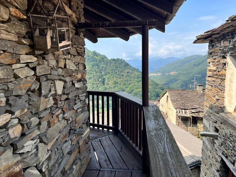 Casa di villaggio romantica con balcone nel centro del paese di Curiglia & rustico in pietra separato a Sarona (9)