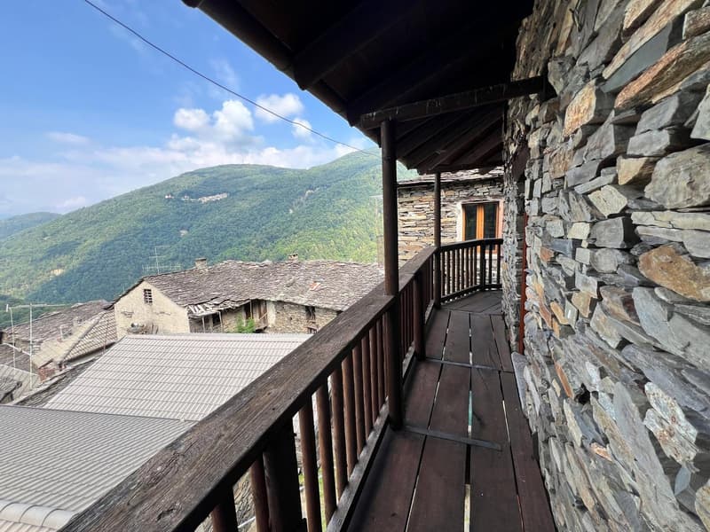 Casa di villaggio romantica con balcone nel centro del paese di Curiglia & rustico in pietra separato a Sarona (8)