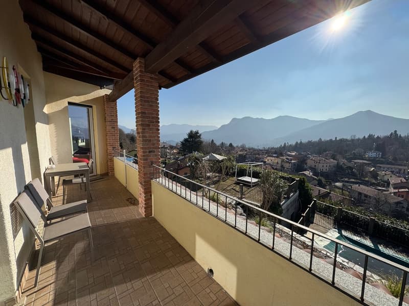 Belle et moderne villa dans un endroit calme et ensoleillé avec piscine privée et vue imprenable sur le lac (19)