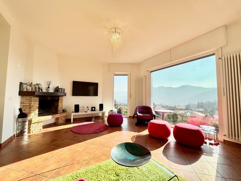 Belle et moderne villa dans un endroit calme et ensoleillé avec piscine privée et vue imprenable sur le lac (3)