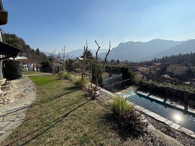 Belle et moderne villa dans un endroit calme et ensoleillé avec piscine privée et vue imprenable sur le lac (17)