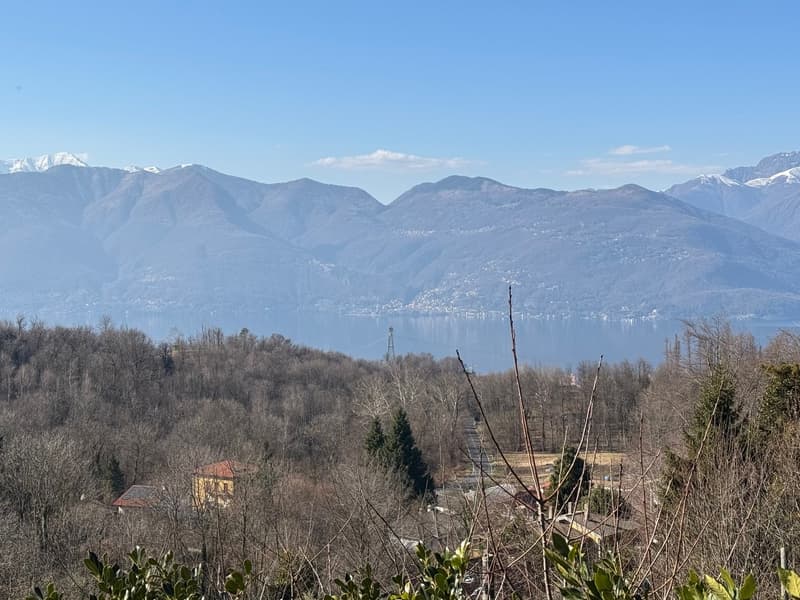 Belle et moderne villa dans un endroit calme et ensoleillé avec piscine privée et vue imprenable sur le lac (26)