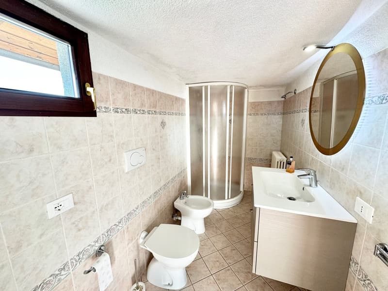 Belle et moderne villa dans un endroit calme et ensoleillé avec piscine privée et vue imprenable sur le lac (16)