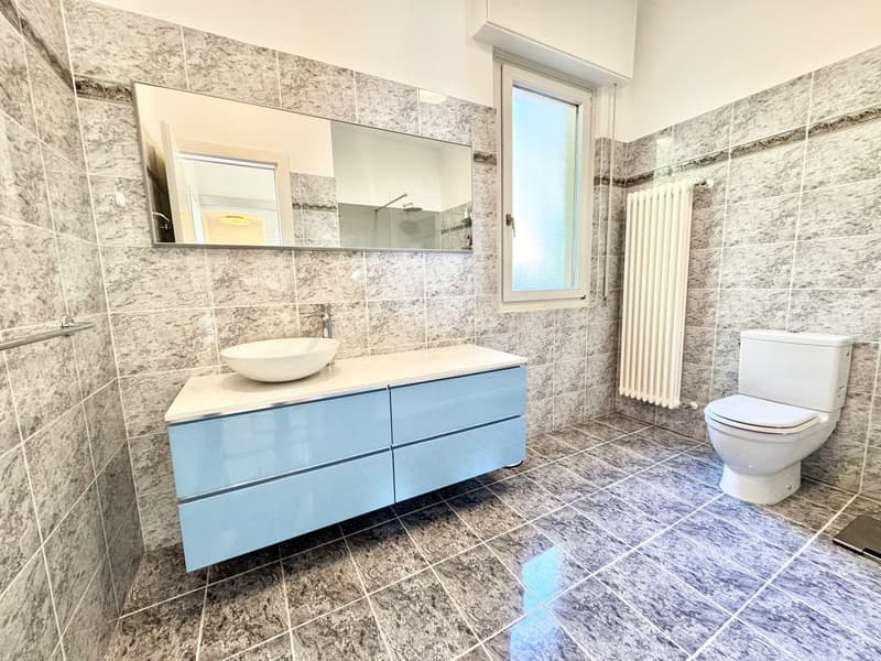 Belle et moderne villa dans un endroit calme et ensoleillé avec piscine privée et vue imprenable sur le lac (12)