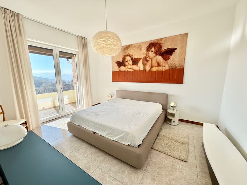 Belle et moderne villa dans un endroit calme et ensoleillé avec piscine privée et vue imprenable sur le lac (9)