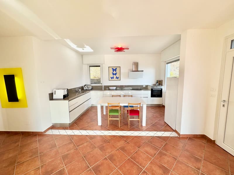 Belle et moderne villa dans un endroit calme et ensoleillé avec piscine privée et vue imprenable sur le lac (6)