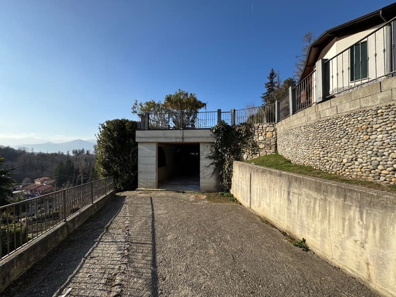 Belle et moderne villa dans un endroit calme et ensoleillé avec piscine privée et vue imprenable sur le lac (24)