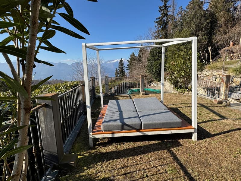 Belle et moderne villa dans un endroit calme et ensoleillé avec piscine privée et vue imprenable sur le lac (22)