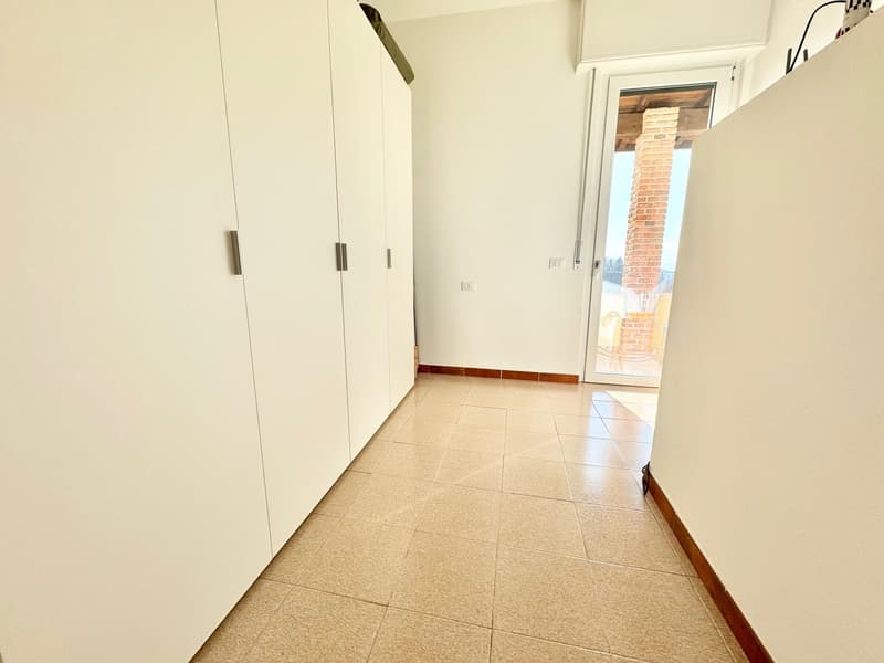 Belle et moderne villa dans un endroit calme et ensoleillé avec piscine privée et vue imprenable sur le lac (11)
