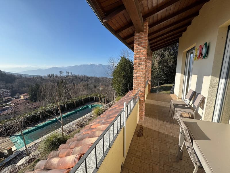 Belle et moderne villa dans un endroit calme et ensoleillé avec piscine privée et vue imprenable sur le lac (18)