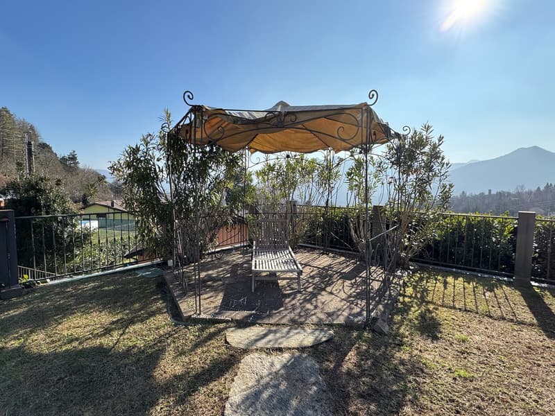 Belle et moderne villa dans un endroit calme et ensoleillé avec piscine privée et vue imprenable sur le lac (21)