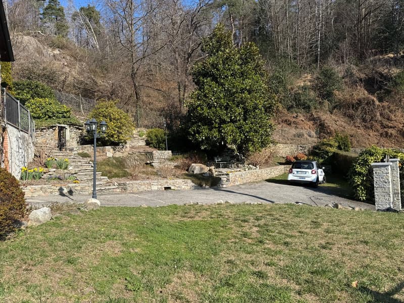 Belle et moderne villa dans un endroit calme et ensoleillé avec piscine privée et vue imprenable sur le lac (25)