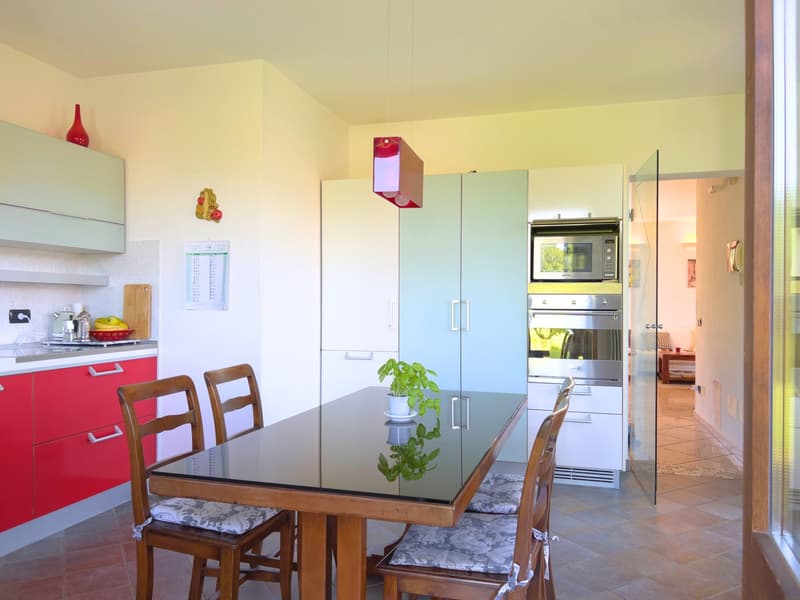 Belle villa entourée de nature avec garage et vue sur le lac Majeur et les montagnes environnantes (7)