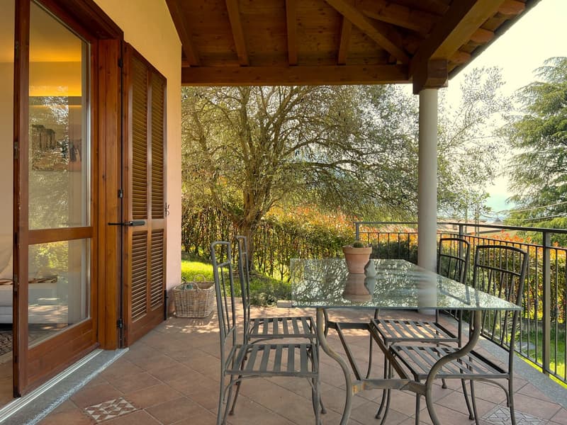 Belle villa entourée de nature avec garage et vue sur le lac Majeur et les montagnes environnantes (18)