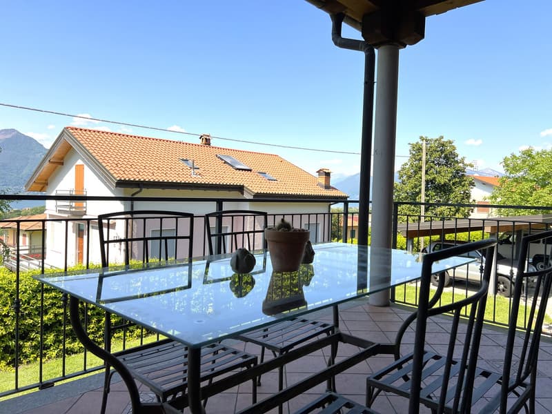 Belle villa entourée de nature avec garage et vue sur le lac Majeur et les montagnes environnantes (20)