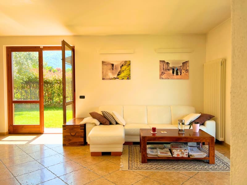 Belle villa entourée de nature avec garage et vue sur le lac Majeur et les montagnes environnantes (2)