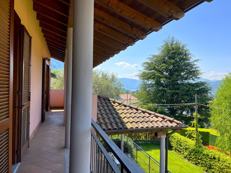 Belle villa entourée de nature avec garage et vue sur le lac Majeur et les montagnes environnantes (14)