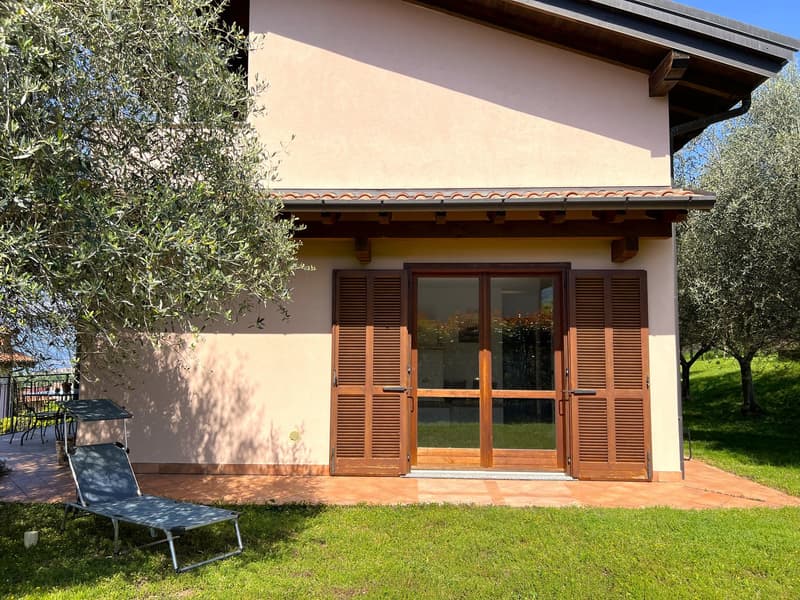 Belle villa entourée de nature avec garage et vue sur le lac Majeur et les montagnes environnantes (21)