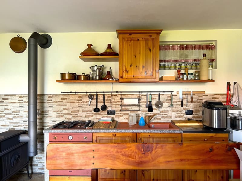 Belle villa entourée de nature avec garage et vue sur le lac Majeur et les montagnes environnantes (15)