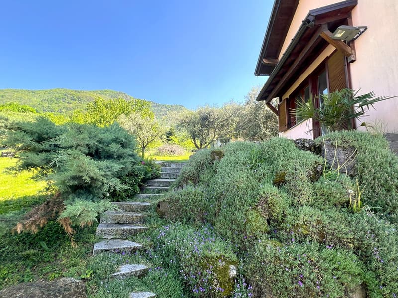 Belle villa entourée de nature avec garage et vue sur le lac Majeur et les montagnes environnantes (23)