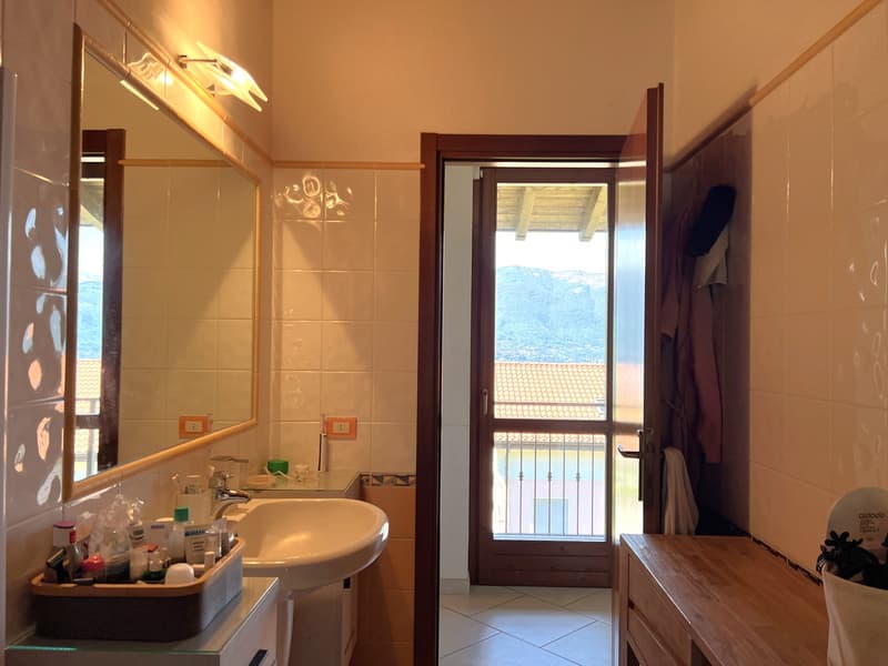 Belle villa entourée de nature avec garage et vue sur le lac Majeur et les montagnes environnantes (12)
