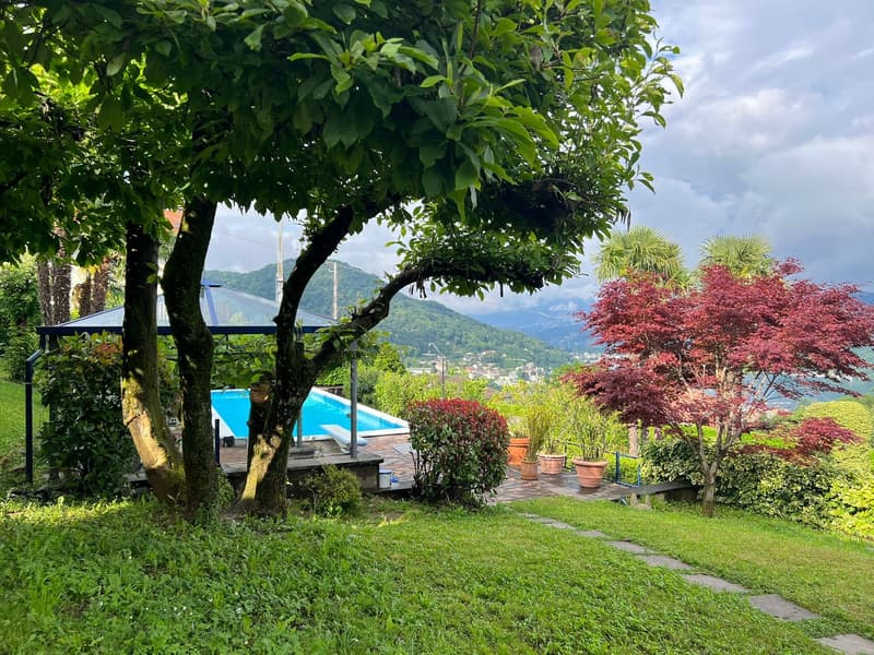 Villa rénovée de haut standing avec grand piscine dans un endroit ensoleillé et calme avec vue de rêve sur le lac de Lugano (16)