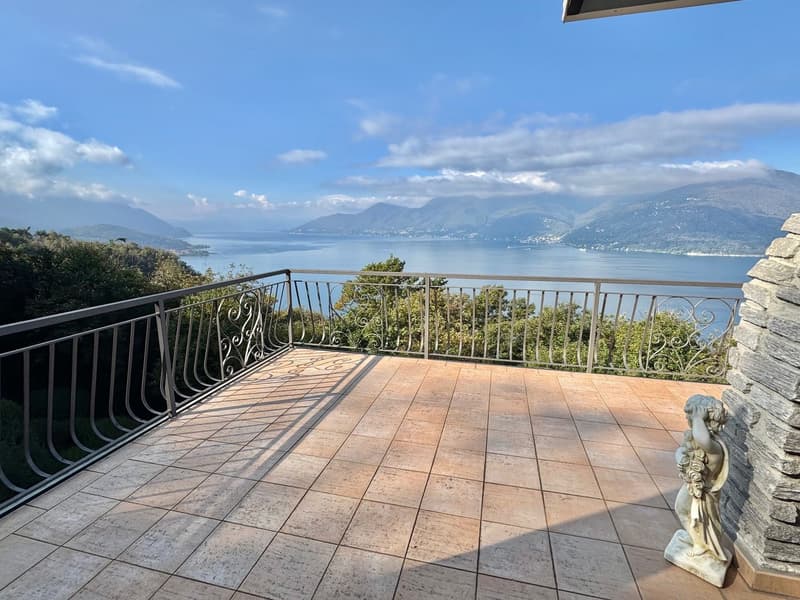 Sehr gepflegte Villa in ruhiger und sehr sonniger Lage mit großen Terrassen und Traumseeblick (14)