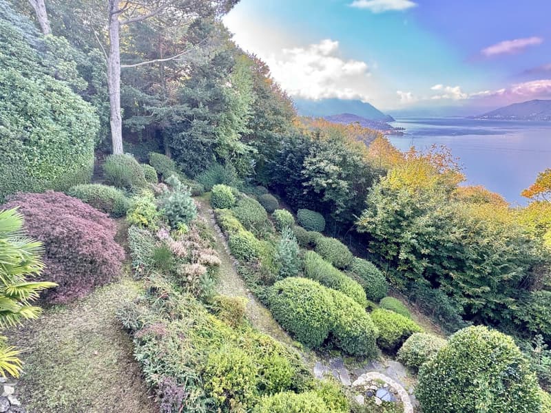 Sehr gepflegte Villa in ruhiger und sehr sonniger Lage mit großen Terrassen und Traumseeblick (16)