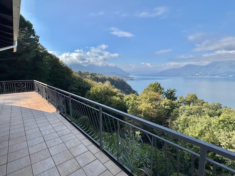Sehr gepflegte Villa in ruhiger und sehr sonniger Lage mit großen Terrassen und Traumseeblick (15)