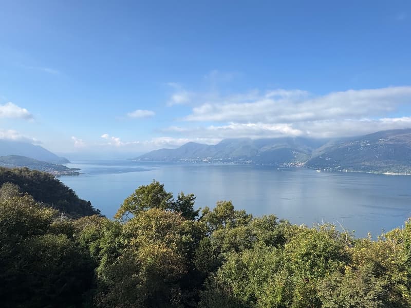 Sehr gepflegte Villa in ruhiger und sehr sonniger Lage mit großen Terrassen und Traumseeblick (17)