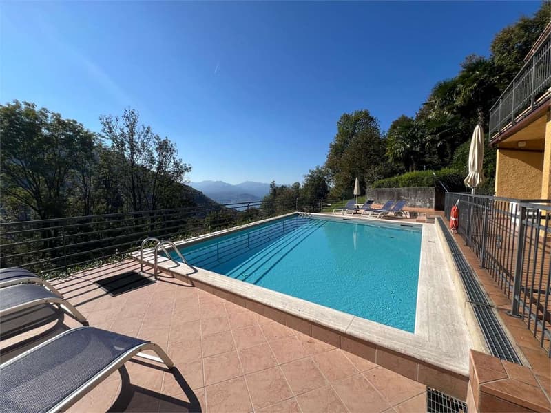 Curato trilocale con grande terrazza, giardino e piscina condominiale (11)
