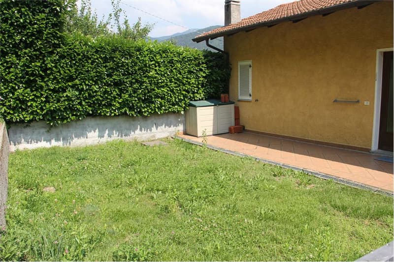 Curato trilocale con grande terrazza, giardino e piscina condominiale (10)
