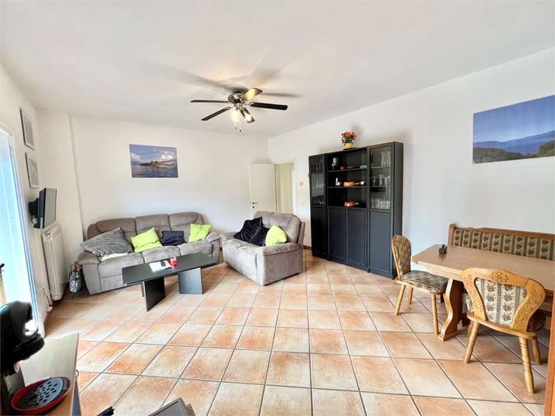 Curato trilocale con grande terrazza, giardino e piscina condominiale (2)