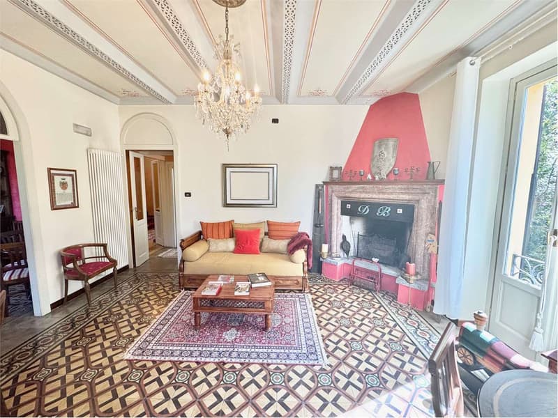 Curata villa in stile Liberty a Valganna in una posizione tranquilla e (3)