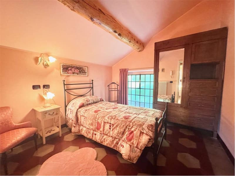 Curata villa in stile Liberty a Valganna in una posizione tranquilla e (10)